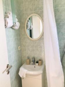 bagno con lavandino e specchio di Apartments Endji I a Čilipi
