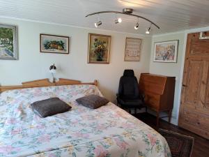 Schlafzimmer mit einem Bett, einem Schreibtisch und einem Stuhl in der Unterkunft Hejdbacken in Nora