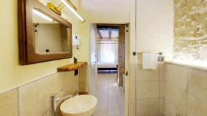 ein Badezimmer mit einem WC, einem Waschbecken und einem Spiegel in der Unterkunft CASA OCRA in Vasto