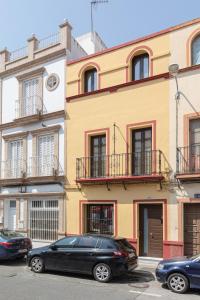 een zwarte auto geparkeerd voor een gebouw bij Bosco Eco Living in Sevilla