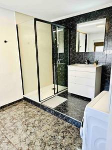 łazienka z prysznicem i umywalką w obiekcie Playa Bonita Apartment w mieście Puerto de Sagunto +34 zdjęcia