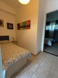 1 dormitorio con 1 cama y puerta corredera de cristal en Cinque C, en Catania