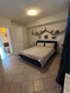 een slaapkamer met een bed in een kamer bij Cinque C in Catania
