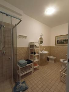 een badkamer met een douche, een toilet en een wastafel bij Cinque C in Catania