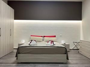 una camera da letto con un letto con due scarpe sopra di Le Dimore di Luciana - suites & apartments a Lecce