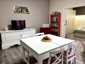 ein Wohnzimmer mit einem Tisch und einer Obstschale darauf in der Unterkunft Le Dimore di Luciana - suites & apartments in Lecce