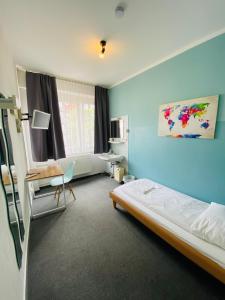 Habitación de hotel con cama, escritorio y silla en Hotel Schwarzer Bär, en Hannover