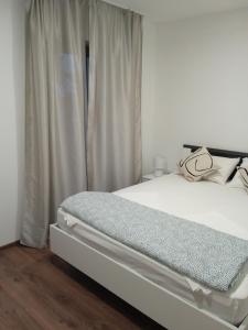 ein Schlafzimmer mit einem weißen Bett und einem Fenster in der Unterkunft Studio appMZ in Krk