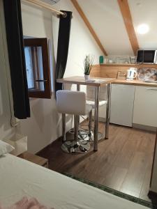 eine kleine Küche mit einem Tisch in einem Zimmer in der Unterkunft Studio appMZ in Krk + 13 Fotos