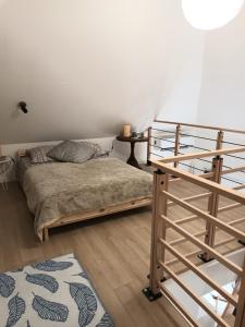 een slaapkamer met een stapelbed en een trap bij Magic Valley in Husseren-Wesserling