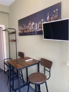 a room with a table and two chairs and a tv at Hotel Schwarzer Bär in Hannover