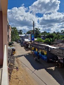 een uitzicht over een straat in een stad bij Hôtel de la plage in Ambatoloaka +1 foto