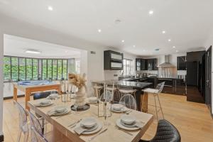 cocina y sala de estar con mesa y sillas en 5 Star Lux Coastal Gem - Indoor Heated Pool - Pets en Filey