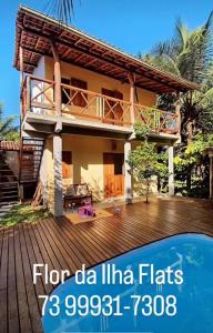 una casa con una gran terraza frente a ella en Flor da Ilha Flats, en Isla de Boipeba