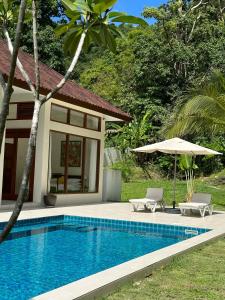 einen Pool vor einer Villa in der Unterkunft Villa Meranti - Spacious Private Pool Villa in Pantai Cenang
