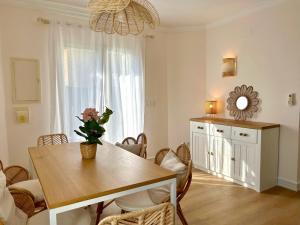 d'une salle à manger avec une table, des chaises et une fenêtre. dans l'établissement Villa en Oliva Nova - Playa & Piscina & Golf, à Oliva