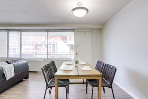 una sala da pranzo con tavolo, sedie e divano di Modern & Luxury Condo at Crystal City ad Arlington