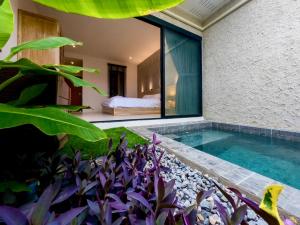una casa con piscina e alcune piante di R resident resort a Phetchaburi
