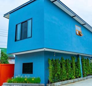 una casa blu con una recinzione di R resident resort a Phetchaburi
