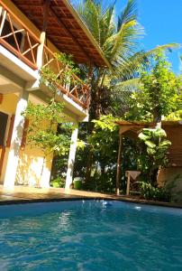 una piscina frente a una casa en Flor da Ilha Flats en Ilha de Boipeba