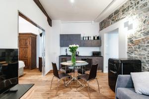 cocina y sala de estar con mesa y sillas en Suite Lo Storico - The House Of Travelers, en Como