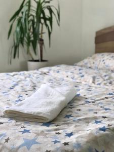 una cama con una almohada en ella con estrellas en ella en 2-х кімн квартира в новобудові, en Ternopilʼ