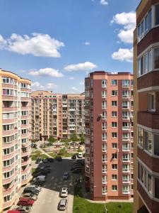 una vista aérea de un aparcamiento con edificios en 2-х кімн квартира в новобудові, en Ternopilʼ