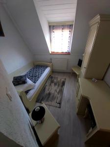 Cette chambre mansardée comprend un lit et une fenêtre. dans l'établissement Hotel Claudiu, à Sighişoara
