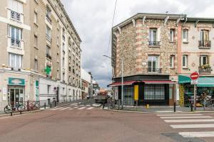 an empty city street with buildings and a crosswalk at MBA Splendide Appart - Montreuil 6 - Proches Vincennes in Montreuil