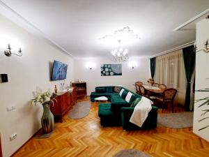 - un salon avec un canapé et une table dans l'établissement VILA COCA, à Sălişte
