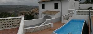 Bazén v ubytování Cortijo Los Liñanes nebo v jeho okolí