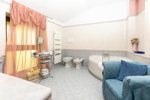 Koupelna v ubytování B&B esclusivo, nel cuore del Monferrato + 34 fotografií