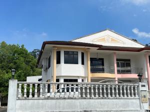 Casa con balcón y valla en Dino House, en Taiping