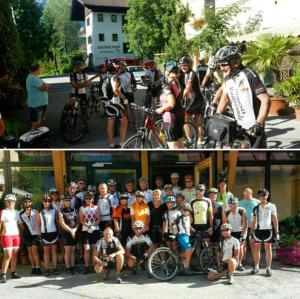 un grupo de personas posan para una foto en Gästehaus Post Aigner, en Greifenburg