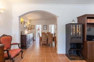 a living room with an archway and a dining room at BeGuest Cascais Casa da Tia Marta in Cascais