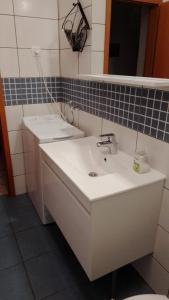 Kúpeľňa v ubytovaní Apartmani MW, Plavi apartman + 16 fotografií