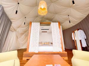 Istumisnurk majutusasutuses Serene Glamping سيرين