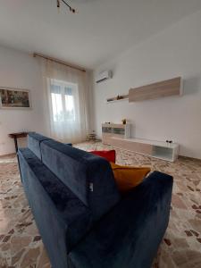 マルサラにあるCasa Antonellaのリビングルーム(青いソファ付)