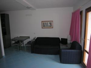 sala de estar con sofá y mesa en Residence Le Terrazze, en Olbia