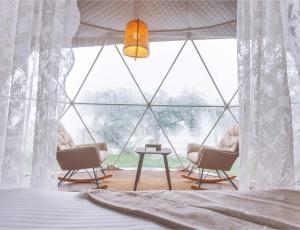 Istumisnurk majutusasutuses Serene Glamping سيرين