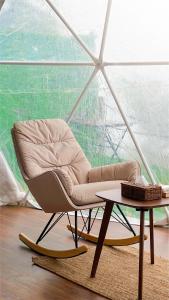 Istumisnurk majutusasutuses Serene Glamping سيرين