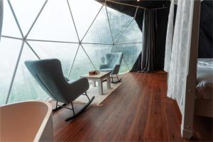 Istumisnurk majutusasutuses Serene Glamping سيرين