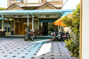 two motorcycles parked in front of a building at Seagull Guesthouse Kampot in Kampot
