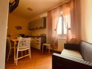ein Wohnzimmer mit einem Tisch und einer Küche in der Unterkunft Da Nonna Pasqualina in Ciorlano