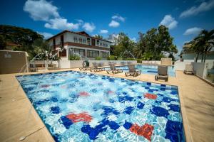 - une grande piscine avec une énergie énergique dans l'établissement Hotel Barranqueros Soledén, à Armenia