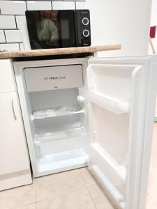 - otwartą lodówkę z kuchenką mikrofalową w obiekcie Bretema w mieście Lugo