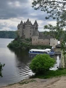 um castelo com um barco na água em frente dele em Gite Au Bout du Monde 