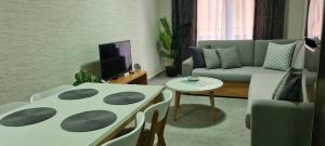 ein Wohnzimmer mit einem Sofa und einem Tisch in der Unterkunft Ermar Apartment in Golem