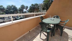 d'une table et de chaises sur un balcon avec vue. dans l'établissement ACV - Bahia Park-1ª linea planta 2 frontal, à Oropesa del Mar