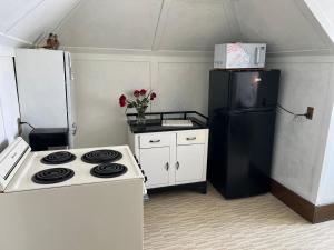 a kitchen with a stove and a refrigerator at Bed and Breakfast Hearts Desire in Raton